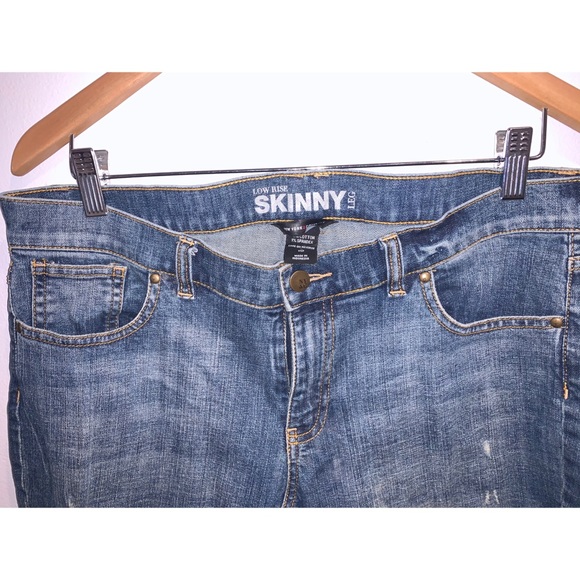 Low Rise Skinny Leg Capris - Picture 3 of 3